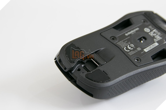 Ngoài ra cổng micro USB ttrên Rival 710 cũng khá đặc biệt khi nằm một góc 90 độ và bạn phải dùng dây riêng mới có thể sử dụng được. Nguồn: Lag.vn.