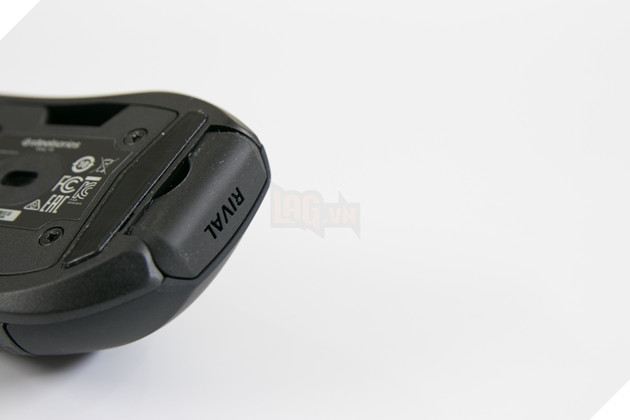 Đây là phần bảng tên bằng cao su có thể tháo rời được. Bạn có thể thay chứ Rival sẵn có bằng bất kỳ thứ gì mình muốn, cao và khắc lại hoặc mua module khác gắn vào là xong. Nguồn: Lag.vn.