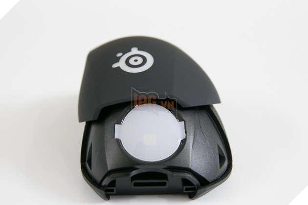 Phần nắp lưng cũng có thể tháo rời sau khi tháo phần trên. Đây là nơi lắp đèn RGB và bộ rung tương tác phản hồi của chuột. Nguồn: Lag.vn.