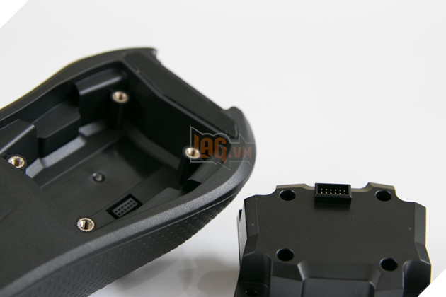 Việc thay thế cũng khá đơn giản, chỉ cần vặn 4 con ốc ra rồi gỡ và thay vào cảm biến mới là xong. Nguồn: Lag.vn.