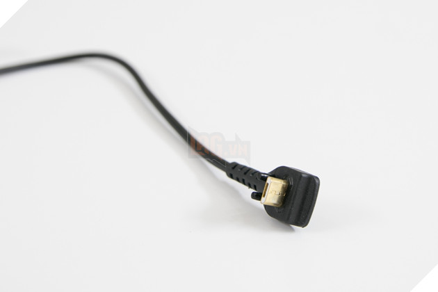 Tùy vào chiều dài mà bạn sẽ cần đến dây 1m hay 2m. Cẩn thận với đầu micro USB này trên RIval 710 nhé. Nguồn: Lag.vn.