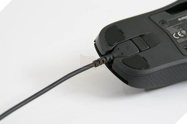 Cắm thẳng trực tiếp xuống và muốn tháo chỉ cần kéo lẫy. Đây là một thiết kế chắc chắn giúp chuột không bị đứt kết nối giữa chừng. Nguồn: Lag.vn.