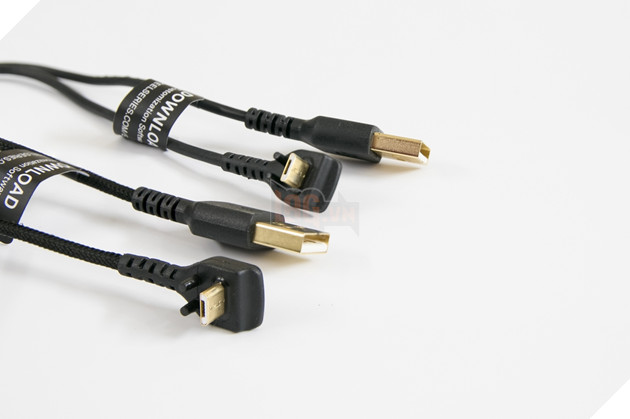 Bên trong là 2 dây kết nối chuột qua một cổng Micro USB đặc biệt uốn 90 độ để không bị trượt ra khi sử dụng. Một dây 1m cao su trơn và 1 dây 2m bọc lưới chắc chắn. Tất cả đều được mạ vàng. Nguồn: Lag.vn.