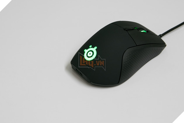 Khi lên đèn Rival 710 sẽ như thế này, với 2 vùng sáng RGB 16 triệu màu có thể tùy biến theo ý thích bằng phần mềm Steelseries Engine. Nguồn Lag.vn.