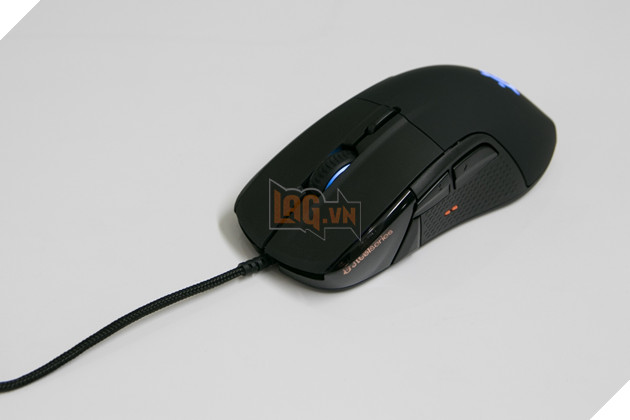 Điểm đặc biệt của Rival 710 so với các sản phẩm khác chính là màn hình OLED của nó. Nó sẽ hiển thị các thông số trong game hoặc đơn giản hơn là theo ý bạn muốn bằng cách tùy chỉnh. Nguồn: Lag.vn