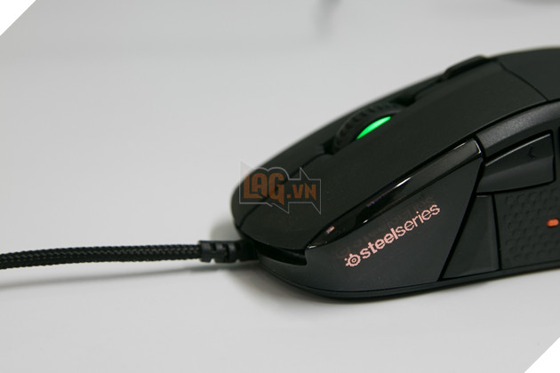 Dù chỉ là màn hình đơn sắc độ phân giải thấp (128x36 pixel) nhưng khả năng hiển thị các thông số của nó không tệ, nhất là những thứ không hiện trên HUD game khi chơi như số headshot hay số % máu còn lại. Nguồn: Lag.vn.