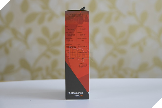 Cạnh bên cũng là các thông số chi tiết của Steelseries Rival 710. Nguồn: Lag.vn.