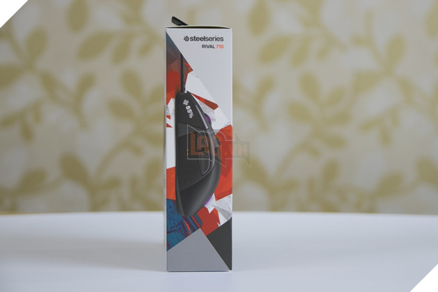 Cạnh trái là hình ảnh mặt hông Steelseries Rival 710. Nguồn: Lag.vn.