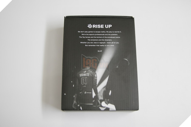 Chuột Steelseries Rival 710 được đựng trong vỏ hộp với hình ảnh và dòng chữ Rise up quen thuộc. Nguồn: Lag.vn 