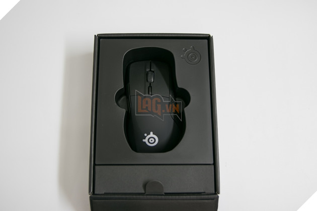 Bên trong hộp là thân chuột Steelseries Rival 710 được đựng gọn gàng và chắc chắn bên trong. Nguồn: Lag.vn.