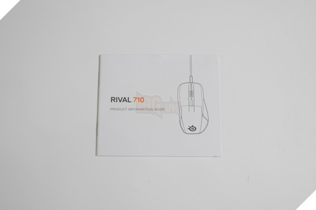 Phụ kiện bao gồm một sách hướng dẫn sử dụng. Nên đọc kỹ vì chuột sử dụng nhiều thành phần tháo rời, dễ hư hỏng nếu không dùng đúng cách. Nguồn: Lag.vn.