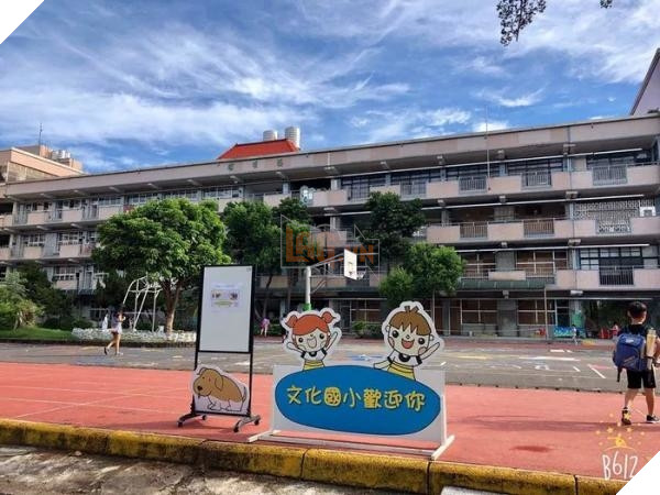 
"Này là bảng quy định của nhà trường, bảo mọi người không cho mình ăn vặt nữa và siêng năng đi dạo cùng mình đó!"