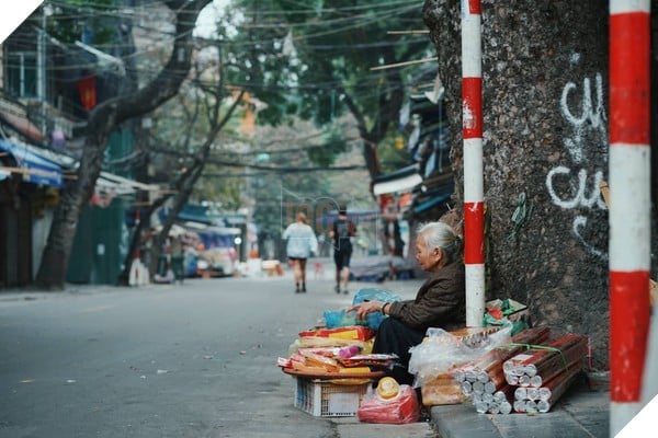 Ngay mong 1 Tet: Co 1 Ha Noi va Sai Gon binh yen den la 13 Hà Nội vắng vẻ chỉ còn bóng dáng quen thuộc của cụ già bên gánh hàng trên phố