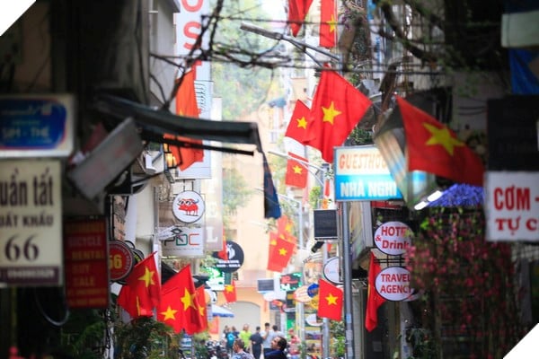 Ngay mong 1 Tet: Co 1 Ha Noi va Sai Gon binh yen den la 14 Cờ đỏ sao vàng ngập lối
