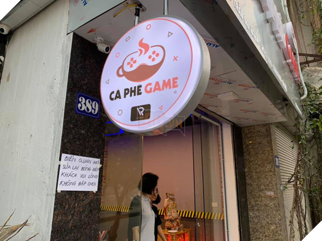 Bang den cua Ca Phe Game cua ViruSs bi khach hang xau tinh pha, phai cu ca nhan vien dung ngoai de canh chung 2 Bảng đèn của Cà Phê Game của ViruSs bị khách hàng xấu tính phá, phải cử cả nhân viên đứng ngoài để canh chừng 2