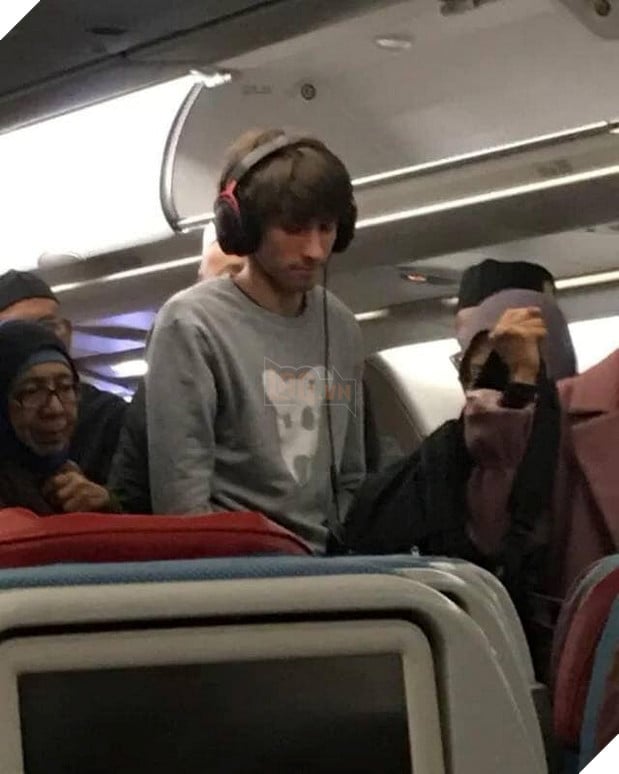 DOTA 2 Dendi bi bat gap tren may bay, ro tin don anh bi Tigers kick vi thanh tich qua te 2 DOTA 2 Dendi bị bắt gặp trên máy bay, rộ tin đồn anh bị Tigers kick vì thành tích quá tệ 2