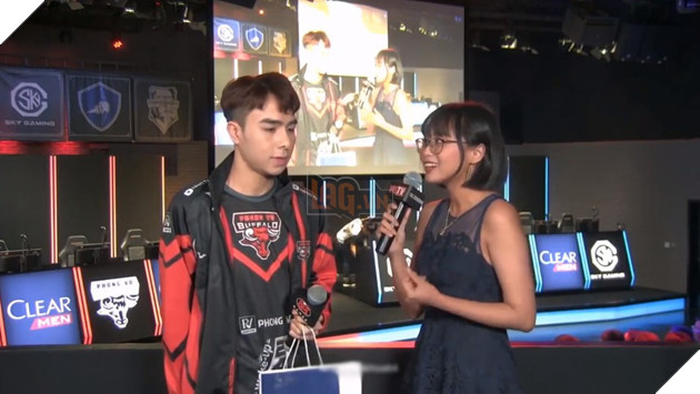 LMHT Zeros bất ngờ tỏ tình với MC Minh Nghi 1