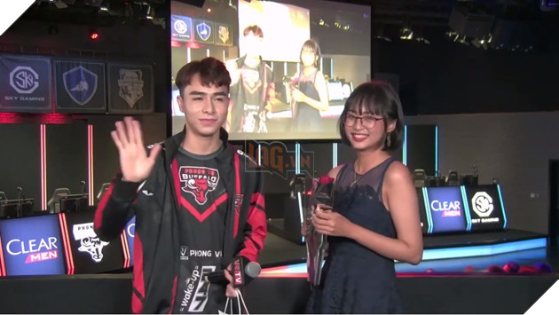 LMHT Zeros bất ngờ tỏ tình với MC Minh Nghi 4