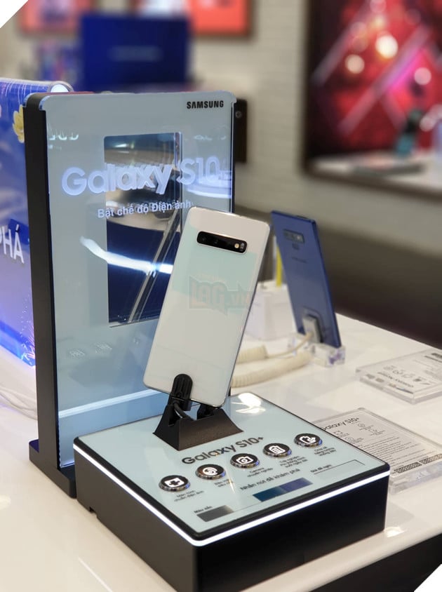 Tren tay nhanh Samsung Galaxy S10 dau tien tai Viet Nam 3 Samsung Galaxy S10 tại Việt Nam có mặt lưng làm từ kính, nổi bật phía trên là cụm 3 camera linh hoạt. Máy không có cảm biến vân tay sau lưng do đã được nhúng xuống màn hình. Nguồn: Lag.vn.