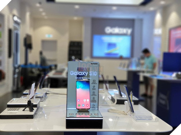 Tren tay nhanh Samsung Galaxy S10 dau tien tai Viet Nam 2 Samsung Galaxy S10 tại cửa hàng một cửa hàng Samsung Experience Việt Nam. Nguồn: Lag.vn.