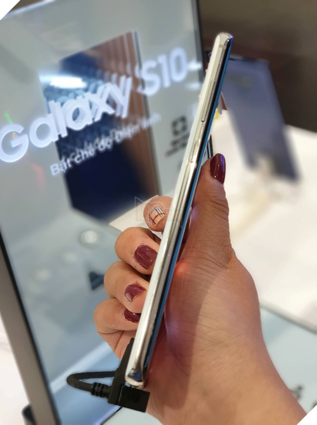 Tren tay nhanh Samsung Galaxy S10 dau tien tai Viet Nam 4 Cạnh bên Samsung Galaxy S10 tại Việt Nam trông có vẻ được làm từ kim loại nhưng thực chất đây là nhôm. Ngoài ra nó còn được làm cho bóng bẩy thay vì nhám như trên S9. Nút Bixby vẫn tồn tại nhưng giờ đã có thể thay đổi chức năng tùy theo người dùng yêu cầu. Nguồn: Lag.vn.