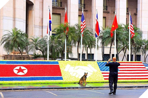 "Đứng vào đi con, chả mấy khi được sang Việt Nam đâu, để ba chụp cho kiểu ảnh nào... Nhớ cười tươi lên nhé" - bạn Hanh Hong Pham hài hước "lồng tiếng" cho tấm hình rất dễ thương này.
"Đứng vào đi con, chả mấy khi được sang Việt Nam đâu, để ba chụp cho kiểu ảnh nào... Nhớ cười tươi lên nhé" - bạn Hanh Hong Pham hài hước "lồng tiếng" cho tấm hình rất dễ thương này.