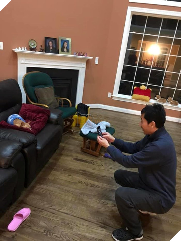 Cả ba và mẹ đều mải mê “sống ảo" cùng cún yêu. (Nguồn: Subtle Asian Traits).
Cả ba và mẹ đều mải mê “sống ảo" cùng cún yêu. (Nguồn: Subtle Asian Traits).