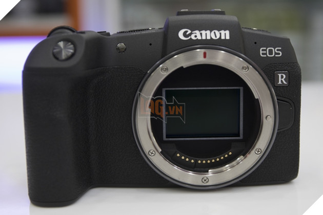 Tren tay nhanh Canon EOS RP Full Frame Mirorless 4 EOS RP sở hữu cảm biến CMOS 26.2 Megapixel, chip xử lý DIGIC 8, hệ thống lấy nét Dual Pixel AF với 4799 điểm khả dụng bao phủ đến 88% khung hình và khả năng lấy nét ấn tượng đến -5EV trong điều kiện thiếu sáng. Đây cũng là chiếc máy ảnh thứ 2 dùng ngàm RF mới của Canon và bạn có thể gắn được các lens EF bằng một adapter chuyên dụng. Nguồn: Lag.vn.