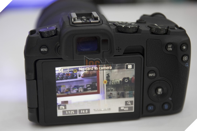 Tren tay nhanh Canon EOS RP Full Frame Mirorless 15 Ống ngắm điện tử trên máy có độ phân giải 2.36 Megapixel. Ngoài hiển thị khung hình nó còn có thể đóng vai trò màn hình chính của sản phẩm, bạn sẽ tiết kiệm được khá nhiều pin khi không dùng màn hình chính đấy. Nguồn: Lag.vn.