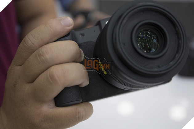 Tren tay nhanh Canon EOS RP Full Frame Mirorless 13 Và kích thước nhỏ hơn nên cảm giác cầm nắm trên tay to không "đã" bằng EOS R. Bù vào đó bạn có thể mua thêm grip để tăng cảm giác cầm nắm. Nguồn: Lag.vn.