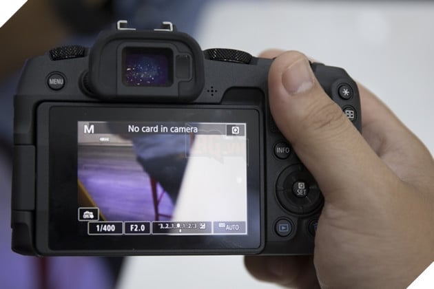 Tren tay nhanh Canon EOS RP Full Frame Mirorless 14 EOS RP hỡ trợ dải ISO khá rộng từ 100 đến 40000 ở chế độ chụp và 25600 khi quay. Tốc độ chụp liên tục chỉ 5 khung hình một giây, chậm hơn các mẫu Full frame hiện có trên thị trường. Nguồn: Lag.vn.
