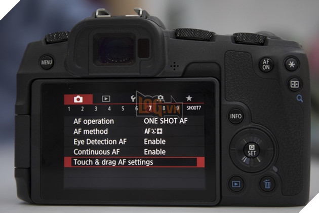 Tren tay nhanh Canon EOS RP Full Frame Mirorless 8 Thay thế cho các giao diện điều khiển bị thiếu như joystick hay thanh cảm ứng là tính năng vuốt và kéo để chọn điểm lấy nét cực tiện lợi. Nguồn: Lag.vn.