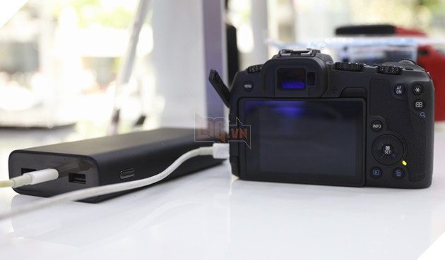 Tren tay nhanh Canon EOS RP Full Frame Mirorless 11 Đặc biệt cổng USB Type-C trên máy không chỉ dùng để kết nối mà bạn có thể sạc pin thẳng qua cổng này từ mọi nguồn. Nguồn: Lag.vn.