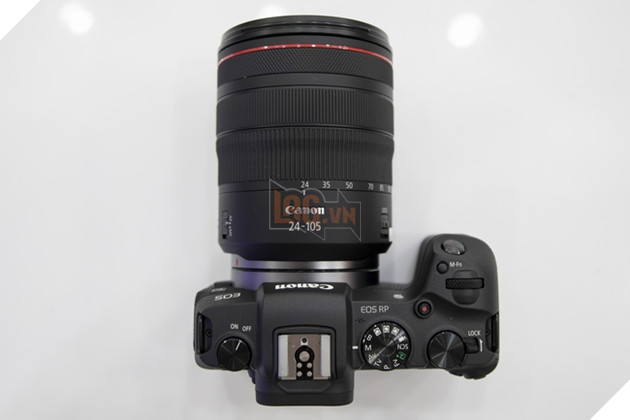 Tren tay nhanh Canon EOS RP Full Frame Mirorless 9 Một tính năng bị lược bỏ khác trên EOS RP chính là khả năng chống chọi thời tiết. Bù lại nó nhỏ hơn và nhẹ hơn khá nhiều. Nguồn: Lag.vn.