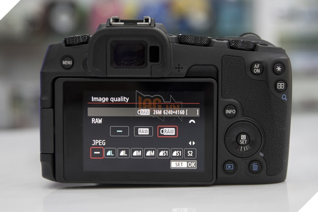 Tren tay nhanh Canon EOS RP Full Frame Mirorless 6 Cách bố trí các nút bấm mặt sau cũng có một số khác biệt so với EOS R vì đã được lược bỏ một số, điển hình là thanh Nav Bar cảm ứng. Nguồn: Lag.vn.