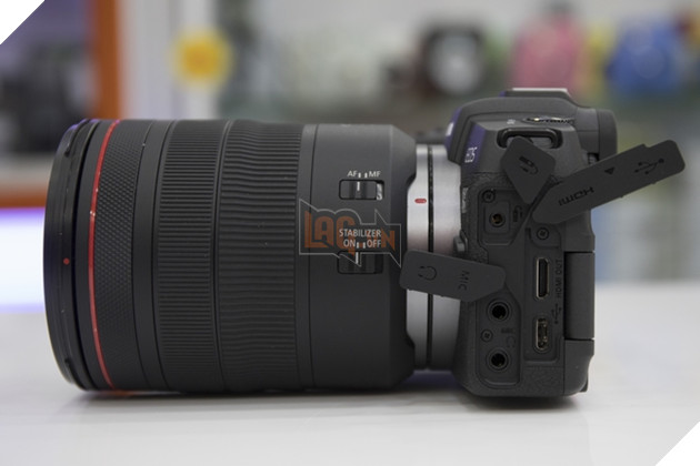Tren tay nhanh Canon EOS RP Full Frame Mirorless 10 Máy vẫn còn các cổng kết nối hiện đại khác để bù vào như HDMI, mic, tai nghe, remote, Wifi, Bluetooth, NFC. Nguồn: Lag.vn.