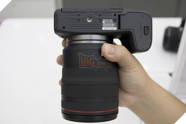 Tren tay nhanh Canon EOS RP Full Frame Mirorless 12 Tuy nhiên máy sử dụng pin LPE 17 dung lượng thấp hơn LP E6 thường dùng trên các máy Full Frame của Canon. Khe thẻ nhớ SD chung với khe pin. Nguồn: Lag.vn.
