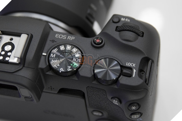 Tren tay nhanh Canon EOS RP Full Frame Mirorless 7 Màn hình LCD phụ hiển thị các thông số quan trọng cũng đã không còn, thay vào đó là bánh răng chức năng quen thuộc và một bánh răng phụ khác có khóa. Nguồn: Lag.vn.
