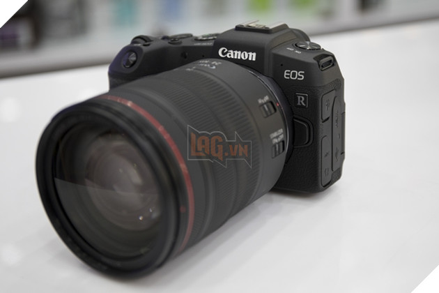 Tren tay nhanh Canon EOS RP Full Frame Mirorless 3 EOS RP được phát triển từ 6D Mark II nên có giá khá dễ chịu nếu so với các mẫu full frame không gương lật đang có mặt trên thị trường. Nguồn: Lag.vn.