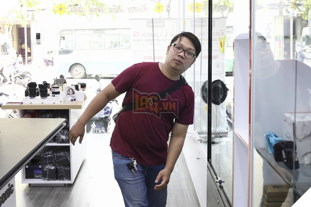 Danh gia Canon EOS RP: Chat luong anh, lay net tu dong, ISO, ngam chuyen va lens EF 4 EOS RP + RF 24-105mm f/4 IS lấy nét tốt khi nhìn vào mặt, kể cả khi nghiêng người nhưng sẽ lấy nét vào background nếu quay đầu lại không thấy mặt. Nguồn: Lag.vn.