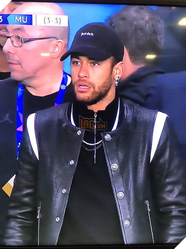 Ninja den Phap xem da bong cung sieu cau thu Neymar, nhung ket qua la PSG da bat ngo de thua truoc MU 4 Ninja đến Pháp xem đá bóng cùng siêu cầu thủ Neymar, nhưng kết quả là PSG đã bất ngờ để thua trước MU 4