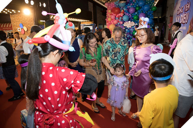 Sieu mau Thuy Hanh, Huynh Dong - Ai Chau cung cac con kham pha Siêu mẫu Thúy Hạnh, Huỳnh Đông - Ái Châu cùng các con khám phá Wonder Park 2