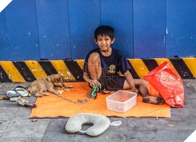 Cậu bé ăn xin: Một cậu bé đáng yêu và tràn đầy nghị lực đang sống trong cảnh vô gia cư và phải ăn xin để sinh sống. Xem hình ảnh để hiểu thêm về cuộc sống của cậu bé và cách chúng ta có thể giúp đỡ.