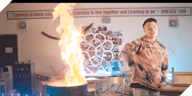 Vụ rapper đốt sách quay MV: Nếu có dấu hiệu hình sự, chuyển công an - Ảnh 1. Vụ rapper đốt sách quay MV: Nếu có dấu hiệu hình sự, chuyển công an - Ảnh 1.