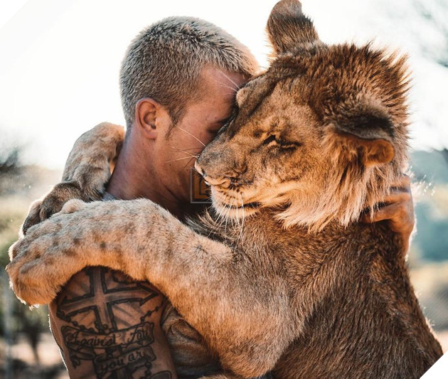 Anh chàng điển trai từ bỏ cuộc sống tiện nghi ở Thuỵ Sỹ, chuyển hẳn sang Châu Phi để giải cứu động vật hoang dã - Ảnh 2.