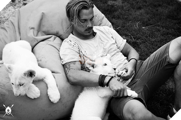 Anh chàng điển trai từ bỏ cuộc sống tiện nghi ở Thuỵ Sỹ, chuyển hẳn sang Châu Phi để giải cứu động vật hoang dã - Ảnh 11.