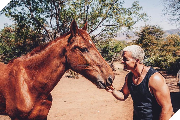 Anh chàng điển trai từ bỏ cuộc sống tiện nghi ở Thuỵ Sỹ, chuyển hẳn sang Châu Phi để giải cứu động vật hoang dã - Ảnh 13.