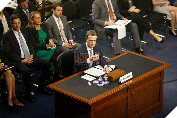 Facebook chinh thuc bi khoi to hinh su vi toi danh ban du lieu trai phep 2 CEO của Facebook Mark Zuckerberg phải điều trần trước quốc hội Mỹ sau scandal hồi tháng 3