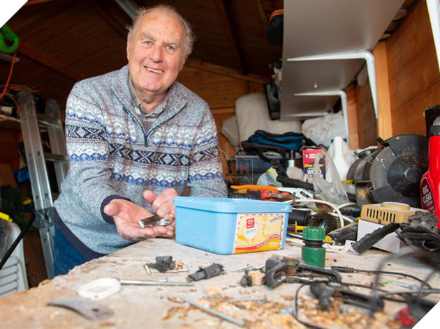 Như phim Disney: Ông lão phát hiện chú chuột nhỏ bí mật giúp mình dọn dẹp bàn làm việc mỗi đêm - Ảnh 1.