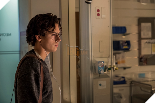 Nam chính The Suit Life of Zack and Cody dậy thì thành công trong Five Feet Apart  4